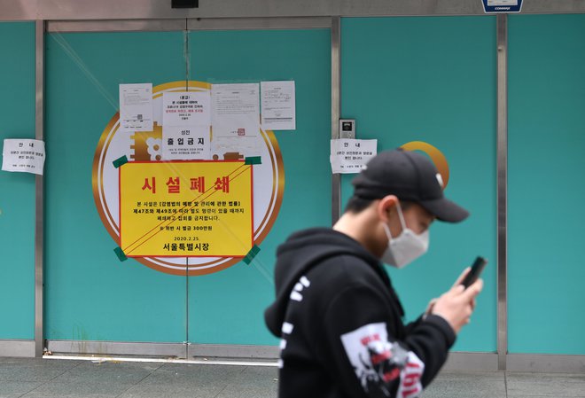 V Južni Koreji, ki je po številu okužb na drugem mestu, so danes zabeležili 376 novih primerov, skupaj že 3526. FOTO: AFP