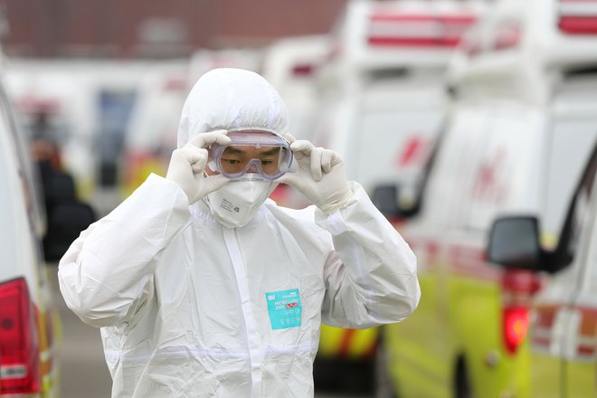 Kar 90 odstotkov vseh okužb v Južni Koreji je je v mestu Daegu. Umrlo je 17 ljudi. FOTO: AFP