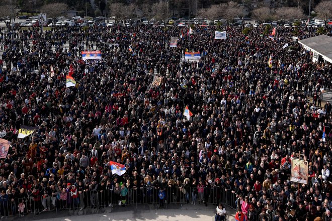 Protestni molitveni shodi, ki jih ob četrtkih in nedeljah v črnogorskih mestih&nbsp;pripravlja Srbska pravoslavna cerkev, trajajo že dva meseca. FOTO: AFP