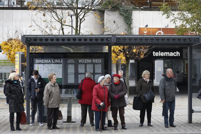 Upokojenci z negotovostjo spremljajo usodo napovedane izredne uskladitve pokojnin. FOTO: Leon Vidic/Delo