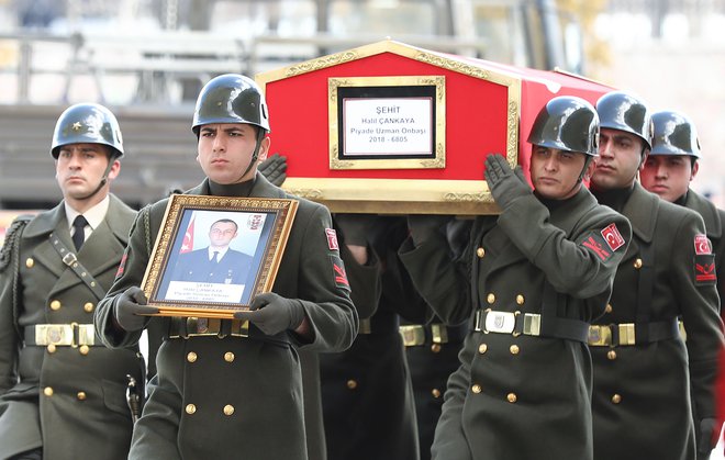 Pokop turških vojakov, ki so v napadu sirske vojske umrli prejšnji četrtek. FOTO: Adem Altan/AFP