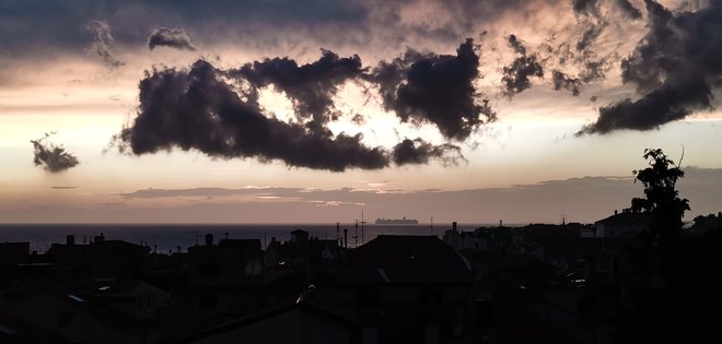 Temni oblaki na obzorju. Foto Boris Šuligoj