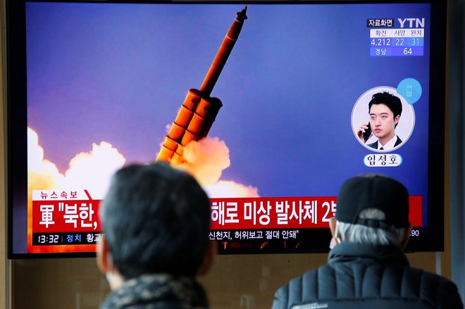 Pogovori med ZDA in Severno Korejo o severnokorejskem programu jedrskega orožja in ameriških gospodarskih sankcijah so zastali lani po propadlem februarskem vrhu med Donaldom Trumpom v Hanoju. FOTO: Heo Ran/Reuters