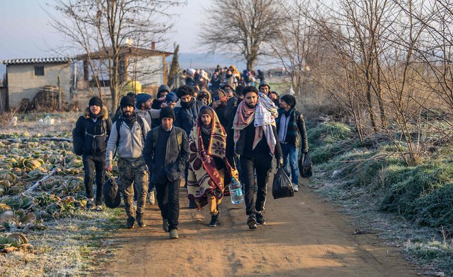 Kljub temu da je Grčija začasno ukinila azilne postopke, številni begunci še vedno upajo na lepšo prihodnost v Evropi. FOTO: Bulent Kilic/AFP