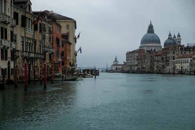 Redek prizor praznega Velikega kanala v Benetkah.&nbsp;Koronavirus je zdesetkal tudi promet po osrednjem beneškem kanalu. FOTO: Manuel Silvestri/Reuters