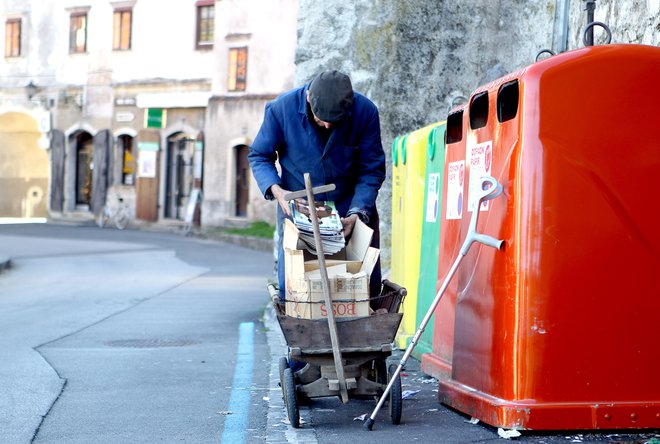 Zpiz je lansko leto sklenil z izravnavanimi prihodki in odhodki v višini 5,5 milijarde evrov. FOTO: Roman Šipić/ Delo