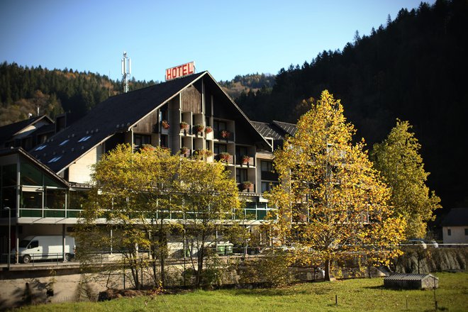 Prenova bo potekala postopoma, hotel medtem ne bo zaprl vrat. FOTO: Jure Eržen/Delo