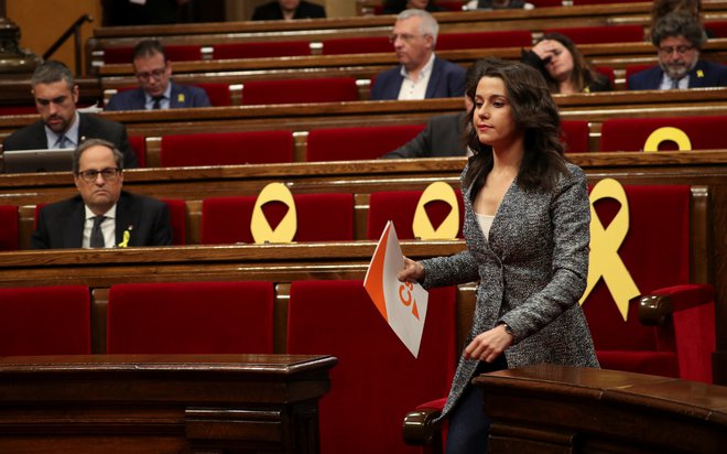 Inés Arrimadas, voditeljica katalonskih Ciutadans, že nekaj časa preganja rumene pentlje. FOTO: Reuters