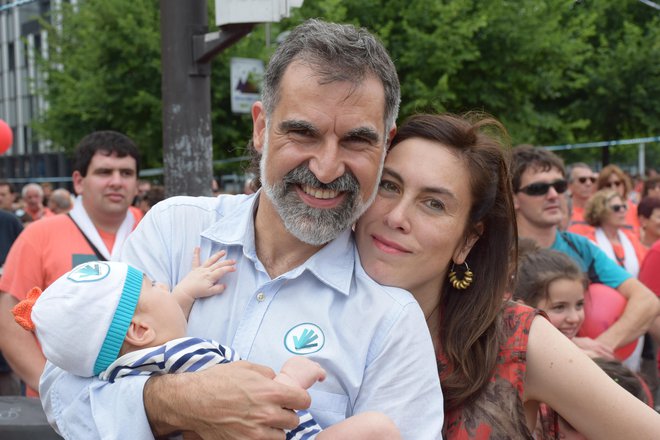 Jordi Cuixart in Txell Bonet s sinom preden so Cuixarta zaprli. Foto Jordi Gabarró