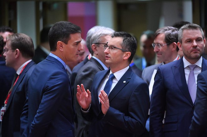 V četrtek sta se v Bruslju ob robu vrha EU neformalno pogovarjala predsednika vlad Pedro Sánchez in Marjan Šarec.&nbsp;Foto: Emmanuel Dunand/Afp