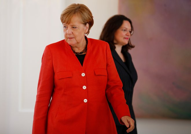 Po odstopu predsednice SPD Andree Nahles in globoki krizi v stranki se maje tudi velika koalicija, ki jo vodi kanclerka Angela Merkel (CDU). FOTO: Reuters