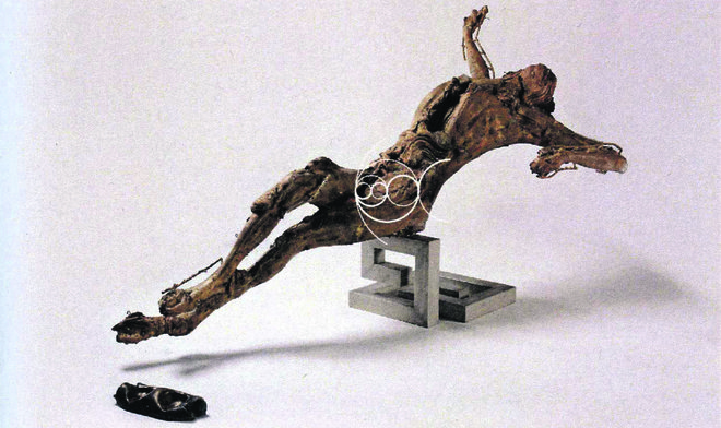 Skulptura Jakova Brdarja <em>Križani</em><em> </em>je po mnenju Andreja Medveda &raquo;hkrati Snemanje s križa, Polaganje v grob in tudi (še) Vstajenje&laquo;.