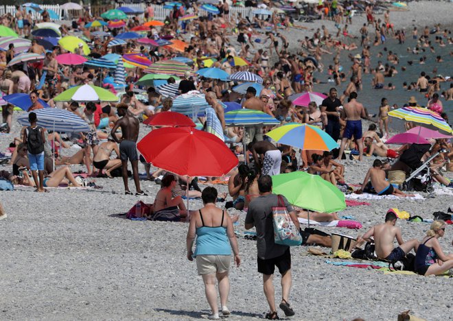 Bo konec stoletja gneča na peščenih plažah še večja? FOTO: Eric Gaillard/Reuters