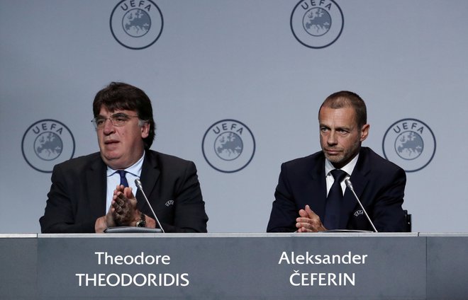 Theodore Theodoridis in Aleksander Čeferin med sejo Uefinega kongresa v Amsterdamu. FOTO: Reuters