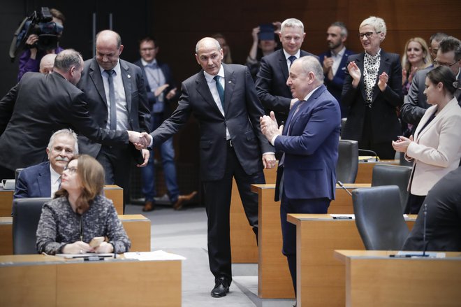 Janez Janša, predsednik SDS, med nadaljevanjem redne seje Državnega zbora Republike Slovenije, na kateri so izvolili novega mandatarja za sestavo 14. vlade. FOTO: Uroš Hočevar/Delo