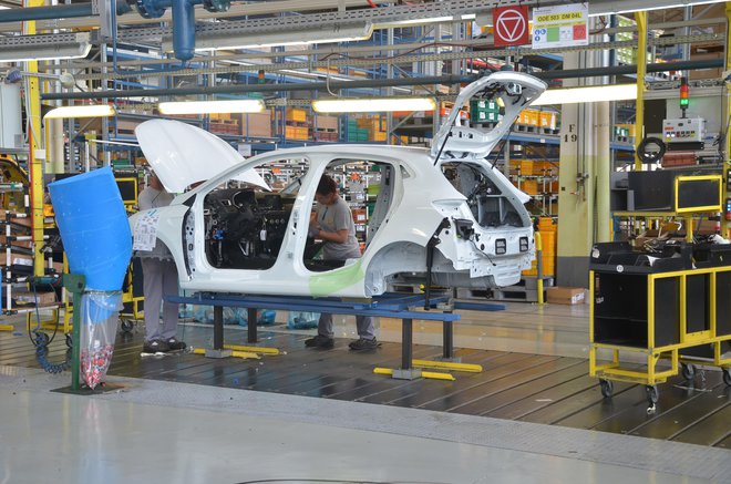 Proizvajalec avtomobilov ima težave z dobavo motorjev in menjalnikov iz tovarne v Tučiji. FOTO: Gašper Boncelj