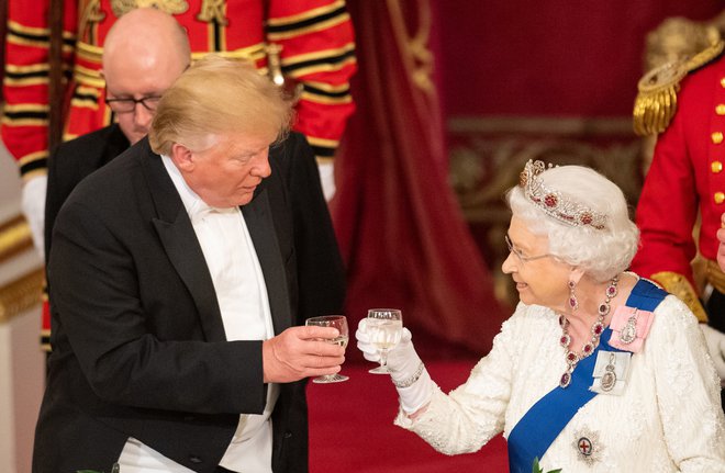 Ameriški predsednik Donald Trump in britanska kraljica Elizabeta II. FOTO: Reuters