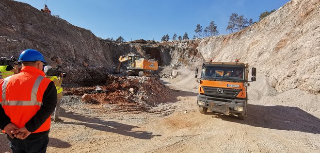 Pocenitev projekta bi dosegli tudi s spremembo mest deponiranja odkopanega materiala. Foto Boris Šuligoj