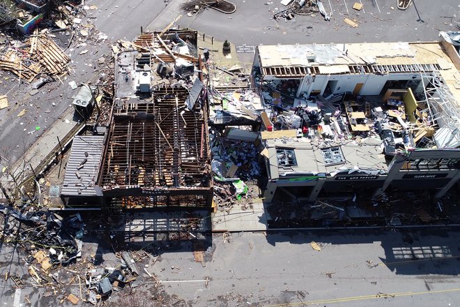 Številne stavbe v Nashvillu so se med divjanjem tornadov porušile. FOTO: Drone Base/Reuters