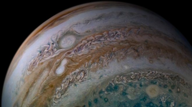 Oval BA nad združujočima se nevihtama je drugi največji anticiklon za rdečo pego na Jupitru. FOTO:&nbsp;NASA/JPL-Caltech/SwRI/MSSS/Tanya Oleksuik