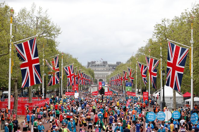 Več kot 40.000 tekačev in tekačic se je lanskega aprila preizkusilo na znamenitem londonskem maratonu, ki mu letos grozi, da ga bodo odpovedali. FOTO: Reuters