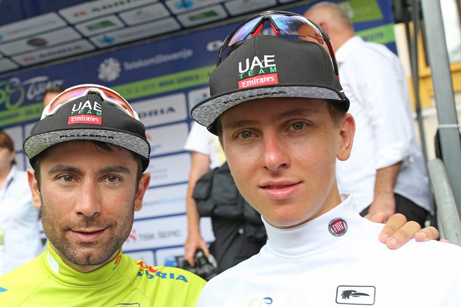 Diego Ulissi (levo) in Tadej Pogačar sta na lanski dirki po Sloveniji osvojila zeleno majico najboljšega v skupnem seštevku in belo majico najboljšega mladega kolesarja. FOTO: Tomi Lombar/Delo