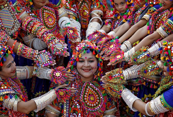 Portret indijskih udeleženk, oblečenih v tradicionalna oblačila, med pripravami prihajajoči estival Navratri, na katerem častijo hindujsko boginjo Durgsa. FOTO: Amit Dave/Reuters<br />
&nbsp;