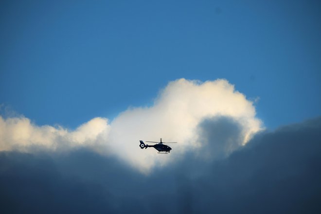 Pogrešano deklico so iskali tudi s helikopterjem. FOTO: Jure Eržen/Delo