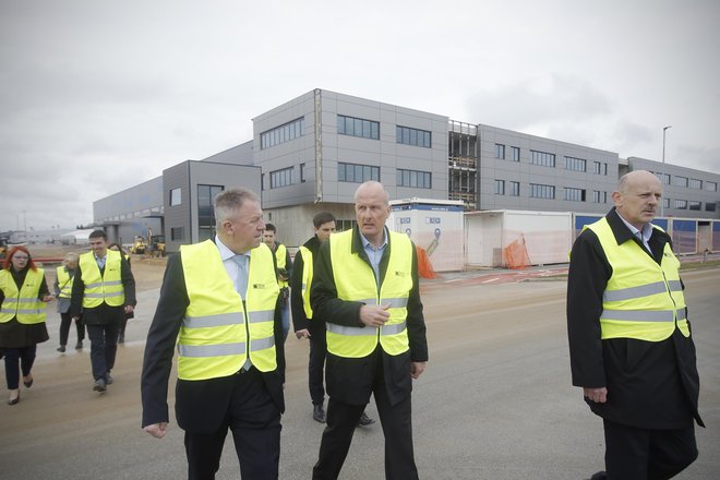 Gradbišče novega obrata podjetja Rem (v ozadju) so si včeraj ogledali (z leve) gospodarski minister Zdravko Počivalšek, direktor Rem igor Kastelic in njegov pomočnik Bruno Čibej. Foto Jure Eržen.