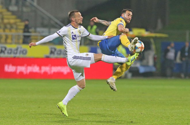 Celje je v štajerskem derbiju osrečilo tudi Olimpijo, njegov adut Mitja Lotrič pa je moštevno dovršeno tekmo zabelili z imenitnim golom. FOTO: Tadej Regent/delo