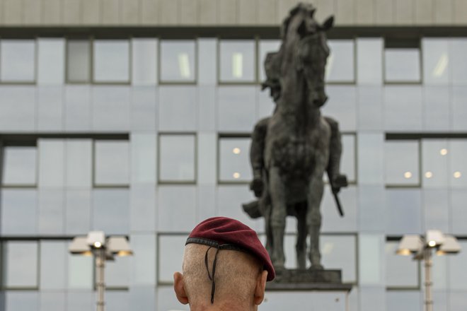 Kje bomo dobili dodatnih deset odstotkov vojaškega proračuna za prehod od prostovoljnega k obveznemu služenju? FOTO: Voranc Vogel/Delo