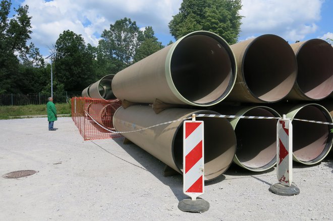 Kar 1200-milimetrske kanalizacijske cevi čakajo, da jih vgradijo v zemljo na Ljubljanskem polju. FOTO: Janez Petkovšek
