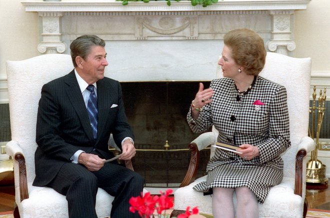 Leta 1988 z ameriškim predsednikom Ronaldom Reaganom v Ovalni pisarni Bele hiše Foto Wikipedija