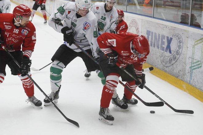 Po razburljivem zadnjem derbiju in nato zanimivem razpletu zadnjega kola ligaškega dela AHL je zdaj pred Jesenicami in Olimpijo četrtfinale. FOTO: Leon Vidic