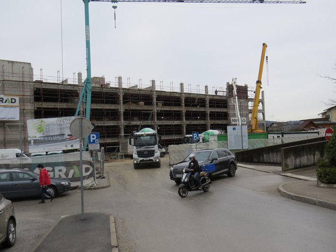 Med Taborsko cesto, železnico in garažno hišo naj bi stal kulturni center. FOTO: Bojan Rajšek/Delo