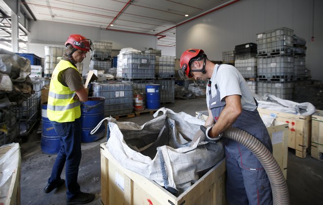 Inšpektorji so Kemisu prepovedali obratovanje. FOTO: Matej Družnik/Delo