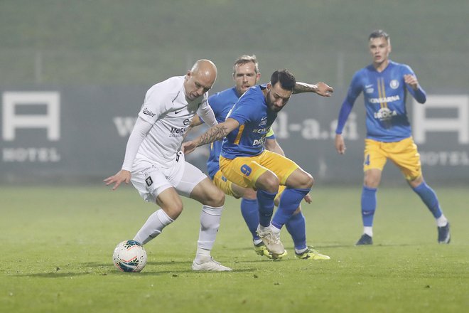 Tomislav Tomić (Olimpija, levo) in Mitja Lotrič (Celje) sta nogometaša trenutno najbolj razigranih klubov 1. SNL. FOTO: Leon Vidic