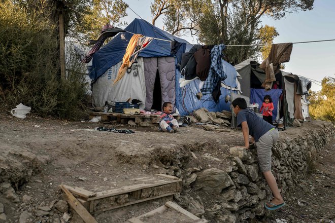 V taborišču Moria, kjer je prostora za dobrih 3000 ljudi, jih je zdaj skoraj trikrat več. Foto AFP