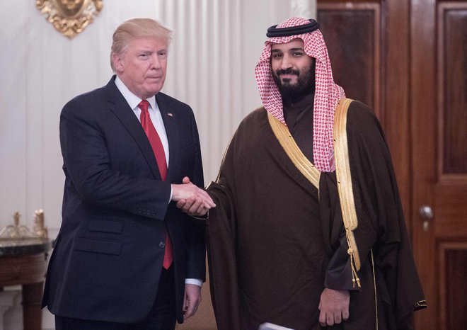 Savdski princ Mohamed bin Salman je doslej imel trdno pdoporo Donalda Trumpa, toda slednji se sooča z vse večjim domačim pritiski proti Savduijecem. FOTO: Nicholas Kamm/AFP