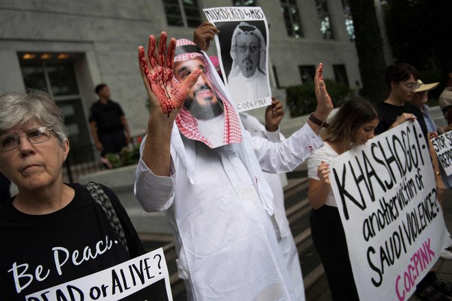 Savdsko veleposlaništvo je brez pojasnila odpovedalo sprejem ob dnevu kraljevine, medtem pa so protestniki pred njihovimi vrati zahtevali pravico za izginulega novinarja Džamala Hašodžija. FOTO: AFP