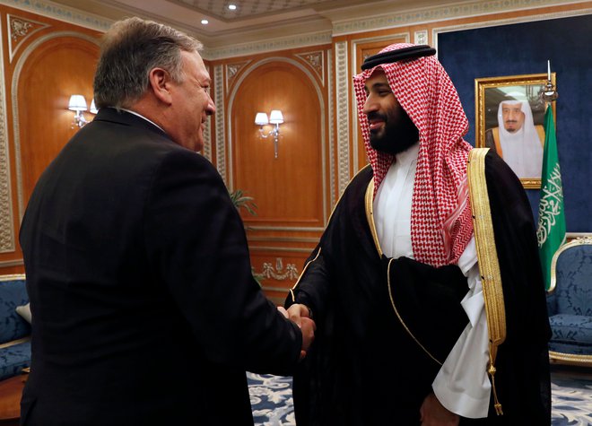 Ameriški zunanji minister Mike Pompeo se je v Rijadu srečal s tudi s spornim prestolonaslednikom Mohamedom bin Salmanom. FOTO: Leah Millis/AFP
