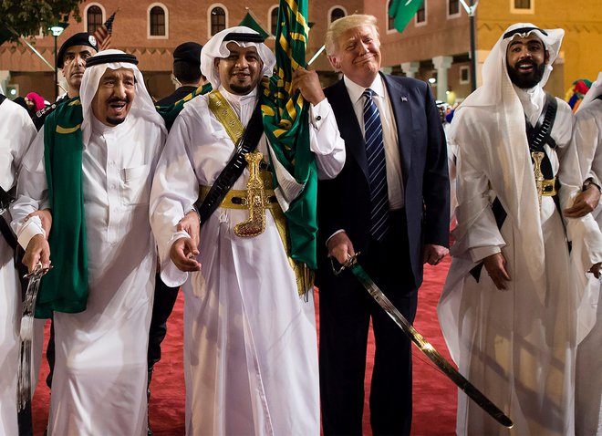 Ameriški predsednik Donald Trump (drugi z desne) in betežni savdski kralj Salman (levo) sta med krošnjarskim obiskom prvega v puščavski kraljevini zaplesala tradicionalni arabski ples s sabljami, med katerim sta morala Salmana, da je lahko stal na nogah, podpirati dva pribočnika. FOTO: AFP