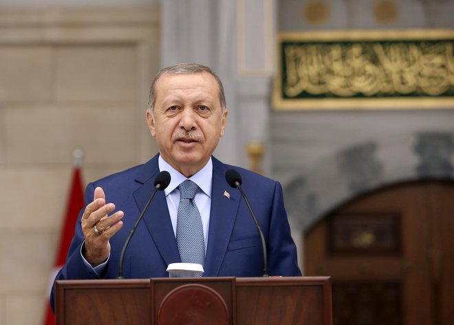 Nastop turškega predsednika v parlamentu je pritegnil znatno pozornost, a Erdogan v njem ni razkril svojih glavnih adutov. FOTO: AP
