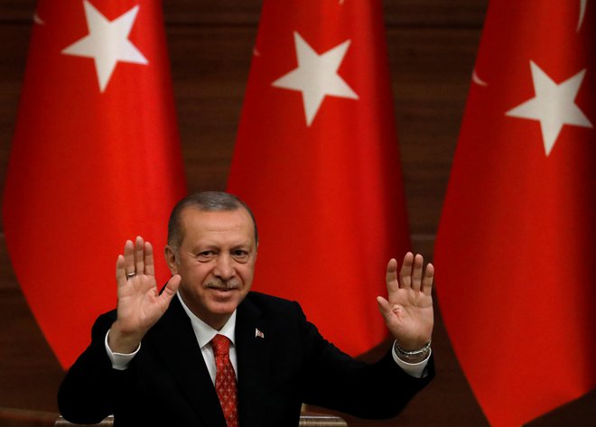 Ko turški predsednik Recep Tayyip Erdoğan govori o brutalnosti savdskega dvora, stoji pred slabo očiščenim ogledalom. FOTO: Reuters