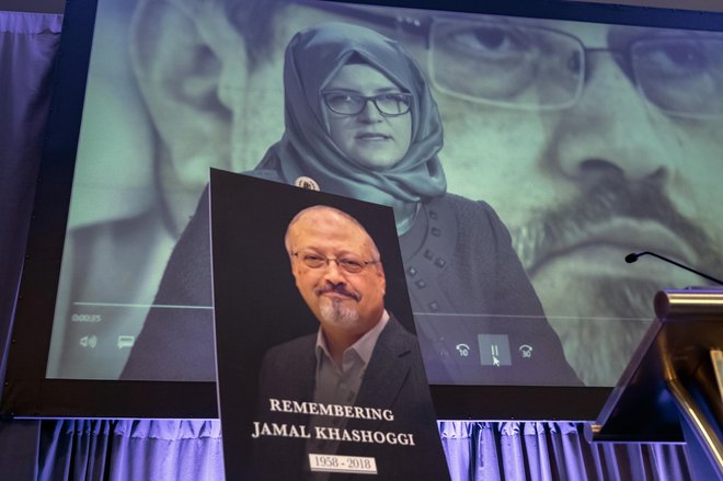 Džamal Hašodži je izginil pred dobrim mesecem dni, ko je na savdskem konzulatu urejal dokumente pred poroko s Hatice Cengiz (na fotografiji v ozadju). FOTO: J. Scott Applewhite/AP