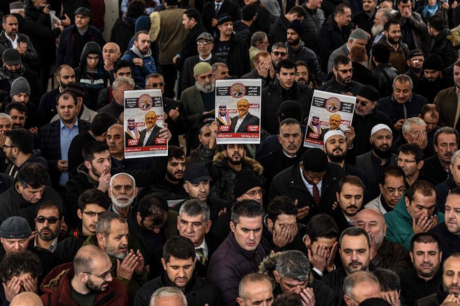 Surovi obračun z novinarjem Džamalom Hašodžijem na savdskem konzulatu v Istanbulu še vedno povzroča proteste. V petek so se spomnili nanj pred istanbulsko mošejo Fatih. FOTO AFP