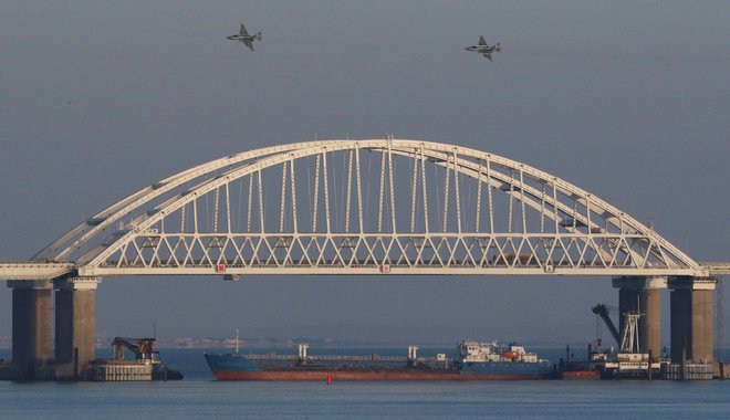 Zveza&nbsp;Nato&nbsp;je Rusijo pozvala, naj nemudoma izpusti ukrajinske mornarje in ladje, ki jih je zajela v nedeljo v Kerški ožini, in da naj Ukrajini zagotovi nemoten dostop do njenih pristanišč v Azovskem morju.&nbsp;FOTO: Reuters