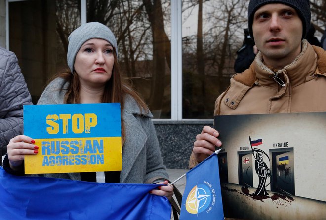 Podporniki Ukrajine zahtevajo, da se Rusija umakne. FOTO: Volokin Yevgeny/Reuters