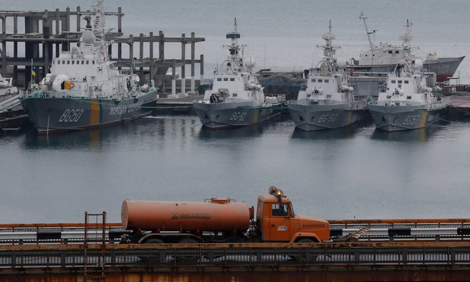 Tovornjak pelje mimo plovil, zasidranih v Odesi.&nbsp;FOTO: Volokin Yevgeny/Reuters