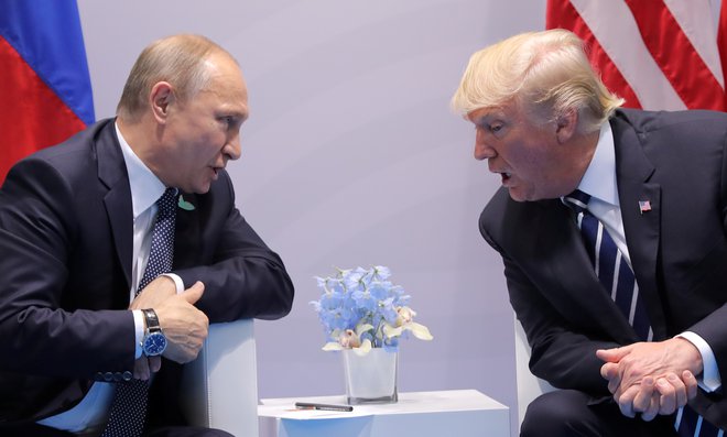 Vladimir Putin in Donald Trump sta se lani sestala v Hamburgu, napovedano srečanje v Argentini ostaja negotovo. FOTO: Reuters